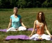 Wer bin ich? Diese Frage begleitet dich in dieser 47-minütigen Hatha Yogastunde. Sukadev, Gründer und Leiter von Yoga Vidya, führt dich durch die klassischen Hatha Yoga und leitet dich dazu an, die Jnana Yoga Prinzipien erfahrbar zu machen. Du gehst in den Hatha Yogastunden durch die Vedanta Schritte: Beobachte bewusst - löse dich vom Beobachteten (Neti Neti) - frage dich: wer bin ich, der ich beobachte (Vichara) - erfahre dich als unendliches Bewusstsein, ewig frei, Atma, Satchidananda. Du