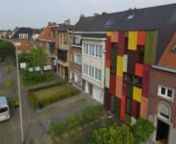 GEDEURFD is een artistiek project van Linde Vertriest en Kristof De Mey in de Bloemekenswijk in Gent waarbij de gevel van een rijwoning tijdens renovatie wordt afgewerkt met oude houten voordeuren. Meer info: http://www.gedeurfd.be