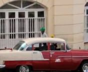 Du lịch Cuba - Với hơn 50.000 xe hơi được sản xuất từ những năm đầu thế kỷ XX còn đang lưu hành, Cuba xứng đáng là “thiên đường xe cổ” của thế giới. nnBất cứ ai đến Cuba đều bị ngỡ ngàng trước số lượng lớn xe hơi lẽ ra nên nằm trong bảo tàng hay trở thành sắt vụn nhưng vẫn “tung tăng” trên đường. Ngoài xì gà, rượu rum, biển, thì xe hơi ở Cuba cũng là một “nét đẹp” đ