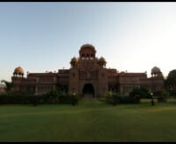 Nous passons une nuit au Laxmi Niwas Palace de Bikaner, un ancien palais de Maharaja transformé en hôtel. Il fait partie du complexe du palais Lallgarh, construit par le Maharaja Ganga Singhji, en mémoire de son père, le Maharaj Lall Singhj en 1902. Les deux fils du Maharaja se sont vus donner chacun un palais par leur père qu&#39;ils ont transformé en hôtel. Nos photos d&#39;octobre 2012.nWe spent one night at Laxmi Niwas Palace in Bikaner, a former Maharaja palace converted into a hotel. It is