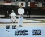 Mabuni Kenei (1918)nPrimer hijo y actual sucesor del Kaiso Mabuni Kenwa (Shito Ryu)n(Demostración del Soke con motivo del Primer Campeonato del Mundo Shito Ryu en Tokio, 1993).nNipaipo es un kata cuyo origen está en algún estilo de Grulla Blanca de Fujian conocida como Ershiba (28 pasos). La versión que vemos en el video es la que Gokenki, maestro de esta escuela china enseñó a su amigo Mabuni Kenwa y NO una creación o modificación de Mabuni como afirman algunos autores. Nepai es otro ka