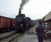Muzejski vlak s parno lokomotivo SŽ 25-026 zapušča novogoriško železniško postajonnRestored train with the steam locomotive SŽ 25-026 leaving the train station in Nova Gorica