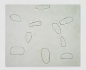 视频中的作品是已故比利时画家拉乌尔·德·凯泽在千禧年初创作《来吧，再来一次》系列中的代表作。作品的标题在荷兰语中为“早晨”。作品在浅绿色背景上，不规则地排列出卵形的轮廓——这也是德·凯泽绘画中经典的图像符号。nnn拉乌尔·德·凯泽的全新个展《重新再来》在2022年7月5日至8月6日期间于卓纳画廊香港空间展出。n n 拉乌尔·德·凯泽（Raoul De Keyser，1930-2012），