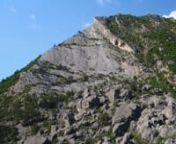 Au XVème siècle, vers 1442, un immense éboulement s&#39;est produit dans la vallée de la Drôme, deux kilomètres en amont de Luc-en-Diois. Sans que l&#39;on en connaisse exactement la cause, un gigantesque panneau de calcaire d’environ 5 hectares de surface sur une épaisseur de 20 mètres, s&#39;est détaché du sommet du Pic de Luc et a glissé le long du flanc de la montagne. La cicatrice de cet éboulement est toujours bien visible aujourd&#39;hui : un vaste plan incliné rocheux surmonté d&#39;une bar