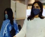 With the trailer of her latest movie Durgamati, Bhumi Pednekar has proved to the nation how she can slay in every role. Bhumi Pednekar made her debut in Bollywood with ‘Dum Laga Ke Haisha’ and then went on to do many path-breaking movies. Today, she was spotted with her younger sister Samiksha at the airport and the paparazzi got confused about which one was Bhumi and which one was Samiksha as the two looked like twins. Watch this video to know more.
