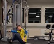 RW´s prehab och rehab expert Jimmy Englund visar övningen ”ryggliggande knäindrag i kabelmaskin”. En bra övning för att bli riktigt stark i höften. Här kan du använda en riktigt tung vikt. Dra knät ganska snabbt mot dig men bromsa på vägen tillbaka. Gör 3x 8-10 repetitioner/ben.