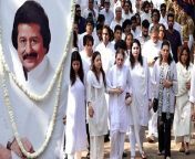 Pankaj Udhas Antim Yatra: मशहूर गजल गायक पंकज उधास का अंतिम संस्कार आज होना है। सोमवार को दिग्गज गायक ने इस दुनिया को अलविदा कह दिया। आज वे अपने आखिरी सफर पर हैं। उनकी अंतिम यात्रा शुरू हो चुकी है। पंकज उधास को अंतिम संस्कार से पहले राजकीय सम्मान दिया गया है &#60;br/&#62;Pankaj Udhas Antim Yatra: The funeral of famous ghazal singer Pankaj Udhas is to be held today. On Monday, the veteran singer said goodbye to this world. Today he is on his last journey. His last journey has started. Pankaj Udhas has been given state honor before the funeral. &#60;br/&#62; &#60;br/&#62;#PankajUdhas &#60;br/&#62;~PR.115~ED.120~