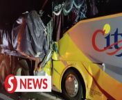 An express bus driver was killed and two passengers seriously injured after the vehicle they were in crashed into the rear of a trailer at KM220.4 of the North-South Expressway (NSE) northbound in Alor Gajah, Melaka on Monday (March 11).&#60;br/&#62;&#60;br/&#62;Read more at https://tinyurl.com/zzn83d7b&#60;br/&#62;&#60;br/&#62;WATCH MORE: https://thestartv.com/c/news&#60;br/&#62;SUBSCRIBE: https://cutt.ly/TheStar&#60;br/&#62;LIKE: https://fb.com/TheStarOnline&#60;br/&#62;