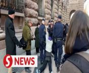 Swedish police on Tuesday (March 12) forcibly removed Greta Thunberg and other climate activists who were blocking the entrance to parliament for a second day.&#60;br/&#62;&#60;br/&#62;Read more at https://tinyurl.com/5n8paccs&#60;br/&#62;&#60;br/&#62;WATCH MORE: https://thestartv.com/c/news&#60;br/&#62;SUBSCRIBE: https://cutt.ly/TheStar&#60;br/&#62;LIKE: https://fb.com/TheStarOnline