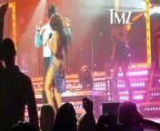 Toni Braxton suffered an on-stage wardrobe malfunction this week when her dress slid and exposed her naked butt.
