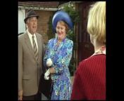 Hyacinth drags Richard off to a day at Carldon Hall, their local country stately home, but decides to visit her father first. When she arrives, it turns out that he has &#39;escaped&#39; from Daisy and Onslow&#39;s house by climbing down a drainpipe dressed as &#92;