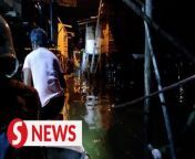 Five people were injured when a bridge linking to stilt houses at a coastal village in Semporna, Sabah collapsed on Wednesday (April10) night. &#60;br/&#62;&#60;br/&#62;Read more at http://rb.gy/t3mcdf &#60;br/&#62;&#60;br/&#62;WATCH MORE: https://thestartv.com/c/news&#60;br/&#62;SUBSCRIBE: https://cutt.ly/TheStar&#60;br/&#62;LIKE: https://fb.com/TheStarOnline
