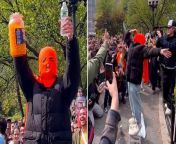 Hundreds gather in New York to witness man eat entire jar of cheese balls@user530266021160k/TikTok