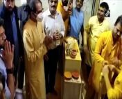 Shiv Sena leader Uddhav Thackeray visited a temple after submitting his resignation as the Maharashtra Chief Minister on June 29 in Mumbai. The leader submitted his resignation to Governor Bhagat Singh Koshyari. Uddhav Thackeray’s son and Maharashtra Tourism Minister Aaditya Thackeray also visited the temple with his father.