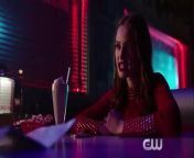 With Riverdale in disarray following Hiram’s (Mark Consuelos) takeover, Veronica (Camila Mendes) leads the charge against her father after he takes aim at La Bonne Nuit.