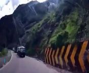 The terrifying event took place on a regional highway, where large rocks suddenly fell. Despite the strong impact, no fatalities have been reported.