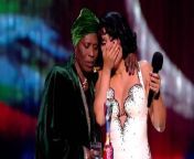 Raye sobs in grandmother’s arms as she makes Brit Awards history from raye rylee i
