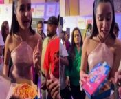 Shraddha Kapoor, who is known for her friendly banter with fans and paps, was seen joining a mini-party during an award show. In a viral video, Shraddha Kapoor can be seen gatecrashing a paparazzi party during an award show. The actor is also seen asking for an extra pizza from the cameramen. watch the viral video!&#60;br/&#62;&#60;br/&#62; #shraddhakapoor #bossbabe #shraddhaasksforpizza #paps #shraddha #trending #viralvideo #entertainmentnews #bollywood