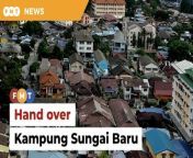 The Titiwangsa MP and Cabinet minister notes that there has been no progress for six years, with 95% of the residents having moved out.&#60;br/&#62;&#60;br/&#62;&#60;br/&#62;Read More: https://www.freemalaysiatoday.com/category/nation/2024/04/20/hand-kampung-sungai-baru-to-govt-if-you-cant-redevelop-it-says-johari/&#60;br/&#62;&#60;br/&#62;Laporan Lanjut: https://www.freemalaysiatoday.com/category/bahasa/tempatan/2024/04/20/johari-gesa-pemaju-serah-balik-tanah-kampung-sungai-baru/&#60;br/&#62;&#60;br/&#62;Free Malaysia Today is an independent, bi-lingual news portal with a focus on Malaysian current affairs.&#60;br/&#62;&#60;br/&#62;Subscribe to our channel - http://bit.ly/2Qo08ry&#60;br/&#62;------------------------------------------------------------------------------------------------------------------------------------------------------&#60;br/&#62;Check us out at https://www.freemalaysiatoday.com&#60;br/&#62;Follow FMT on Facebook: https://bit.ly/49JJoo5&#60;br/&#62;Follow FMT on Dailymotion: https://bit.ly/2WGITHM&#60;br/&#62;Follow FMT on X: https://bit.ly/48zARSW &#60;br/&#62;Follow FMT on Instagram: https://bit.ly/48Cq76h&#60;br/&#62;Follow FMT on TikTok : https://bit.ly/3uKuQFp&#60;br/&#62;Follow FMT Berita on TikTok: https://bit.ly/48vpnQG &#60;br/&#62;Follow FMT Telegram - https://bit.ly/42VyzMX&#60;br/&#62;Follow FMT LinkedIn - https://bit.ly/42YytEb&#60;br/&#62;Follow FMT Lifestyle on Instagram: https://bit.ly/42WrsUj&#60;br/&#62;Follow FMT on WhatsApp: https://bit.ly/49GMbxW &#60;br/&#62;------------------------------------------------------------------------------------------------------------------------------------------------------&#60;br/&#62;Download FMT News App:&#60;br/&#62;Google Play – http://bit.ly/2YSuV46&#60;br/&#62;App Store – https://apple.co/2HNH7gZ&#60;br/&#62;Huawei AppGallery - https://bit.ly/2D2OpNP&#60;br/&#62;&#60;br/&#62;#FMTNews #JohariGhani #KampungSungaiBaru #TitiwangsaMP