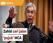 Zahid Hamidi akan mencari jalan ‘memujuk’ MCA turun membantu kempen calon Pakatan Harapan (PH), menjelang PRK Kuala Kubu Baharu.&#60;br/&#62;&#60;br/&#62;&#60;br/&#62;Laporan Lanjut: https://www.freemalaysiatoday.com/category/bahasa/tempatan/2024/04/21/prk-kkb-zahid-cari-jalan-pujuk-mca-turun-bantu-kempen-ph/&#60;br/&#62;&#60;br/&#62;&#60;br/&#62;Free Malaysia Today is an independent, bi-lingual news portal with a focus on Malaysian current affairs.&#60;br/&#62;&#60;br/&#62;Subscribe to our channel - http://bit.ly/2Qo08ry&#60;br/&#62;------------------------------------------------------------------------------------------------------------------------------------------------------&#60;br/&#62;Check us out at https://www.freemalaysiatoday.com&#60;br/&#62;Follow FMT on Facebook: https://bit.ly/49JJoo5&#60;br/&#62;Follow FMT on Dailymotion: https://bit.ly/2WGITHM&#60;br/&#62;Follow FMT on X: https://bit.ly/48zARSW &#60;br/&#62;Follow FMT on Instagram: https://bit.ly/48Cq76h&#60;br/&#62;Follow FMT on TikTok : https://bit.ly/3uKuQFp&#60;br/&#62;Follow FMT Berita on TikTok: https://bit.ly/48vpnQG &#60;br/&#62;Follow FMT Telegram - https://bit.ly/42VyzMX&#60;br/&#62;Follow FMT LinkedIn - https://bit.ly/42YytEb&#60;br/&#62;Follow FMT Lifestyle on Instagram: https://bit.ly/42WrsUj&#60;br/&#62;Follow FMT on WhatsApp: https://bit.ly/49GMbxW &#60;br/&#62;------------------------------------------------------------------------------------------------------------------------------------------------------&#60;br/&#62;Download FMT News App:&#60;br/&#62;Google Play – http://bit.ly/2YSuV46&#60;br/&#62;App Store – https://apple.co/2HNH7gZ&#60;br/&#62;Huawei AppGallery - https://bit.ly/2D2OpNP&#60;br/&#62;&#60;br/&#62;#BeritaFMT #PRK #KualaKubuBaharu #ZahidHamidi #MCA