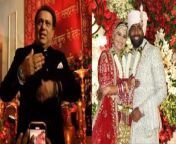 टीवी एक्ट्रेस आरती सिंह बिजनसमैन दीपक चौहान के साथ शादी के बंधन में बंध गई हैं. 25 अप्रैल को दोनों की धूमधाम से शादी हुई. इस वेडिंग ने परिवार का बड़ा मनमुटाव भी खत्म किया. जी हां मामा गोविंदा भी शादी में पहुंचे. लेकिन आरती को विश करने का एक वीडियो सोशल मीडिया पर वायरल हो रहा है जिसे लेकर गोविंदा ट्रोल हो गए है. &#60;br/&#62; &#60;br/&#62;TV actress Aarti Singh has tied the knot with businessman Deepak Chauhan. Both of them got married with great pomp on 25th April. This wedding also ended a big rift in the family. Yes, uncle Govinda also attended the wedding. But a video of wishing Aarti is going viral on social media due to which Govinda has got trolled. &#60;br/&#62; &#60;br/&#62;#ArtiSinghWedding #Govinda #GovindaAtArtisinghwedding &#60;br/&#62; &#60;br/&#62;&#60;br/&#62;~HT.97~PR.114~ED.120~
